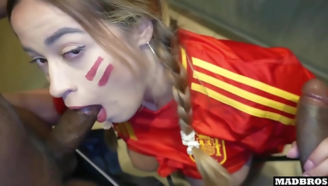 Belle en pantos et pantos avec des hommes dans le parking