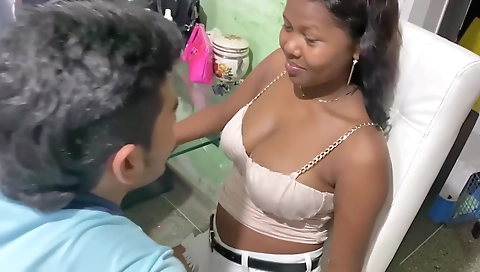 Belleza en negro que se canta en una salsa en casa