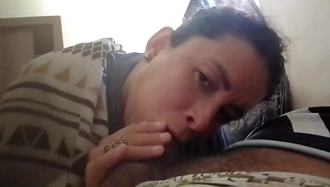 Ebony babe getting a deepthroated blowjob in amateur vid