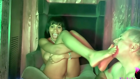 Amateur video with a hot ebony girl with a great foot fetish