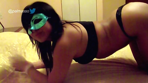 Latina con tetas pequeñas usa una cara para la ducha